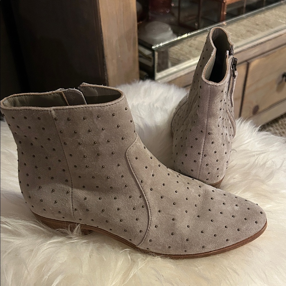 NEW LISTING! Boutique Boots from Top of the Line JOIE. Stylish Beige Ankle Boots